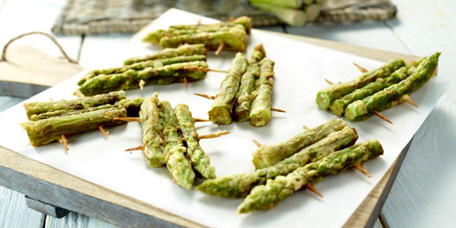 Gefrituurde groene asperges