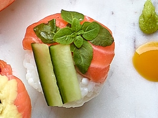 Sushiballetjes met rauwe zalm en mangovinaigrette