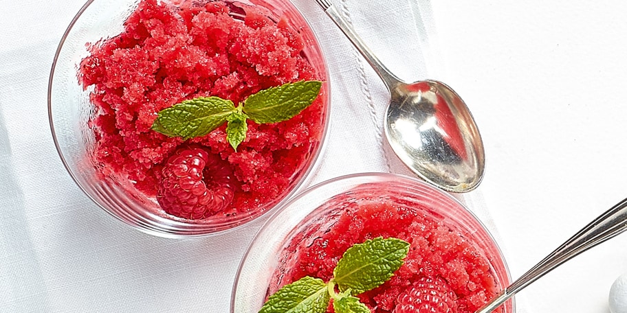 Granité au champagne, fraises et framboises