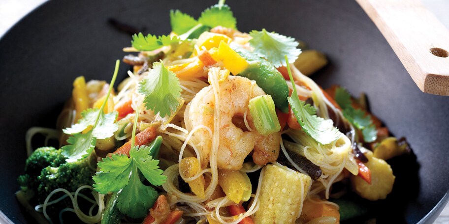 Légumes et crevettes tigrées sautés au wok