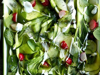 Salade van appel, koolrabi, postelein, radijzen, komkommer, dille en yoghurt