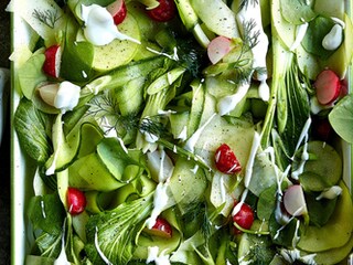 Salade van appel, koolrabi, postelein, radijzen, komkommer, dille en yoghurt