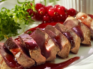 Lamsnootjes met rode bessengelei