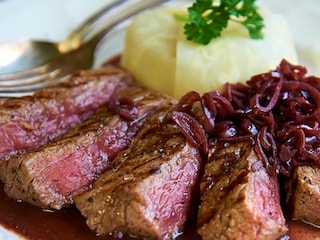 Rumsteaks au vin rouge et ramequins de pommes de terre au céleri-rave