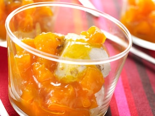 Kastanjepompoen op siroop  met notenijs