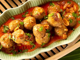 Boulettes de porc et sauce aux cacahuètes