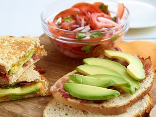 Croques met avocado en krokant spek, tomatensalade