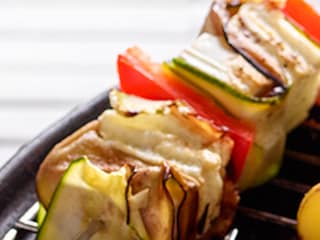 Brochettes met feta, aubergine en courgette