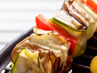 Brochettes de feta, aubergine et courgette
