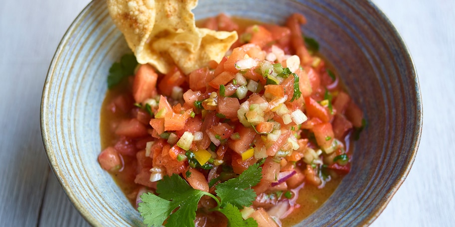 Pikante tomatensalsa en zelfgemaakte taco's