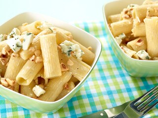 Salade van pasta met hazelnoten en roquefort