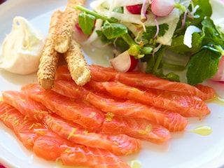 Gemarineerde zalm met salade van venkel, radijs en zure room