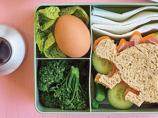 Boîte à bento avec des dino-tartines