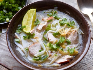 Potage Phô au poulet fumé