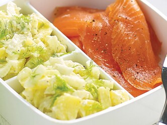 Roulades de saumon fumé et salade de pommes de terre et fenouil