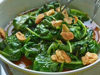 Gesauteerde spinazie met gebakken look