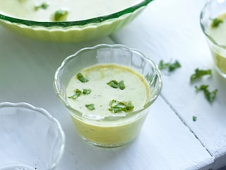 Gazpacho van courgettes met basilicum