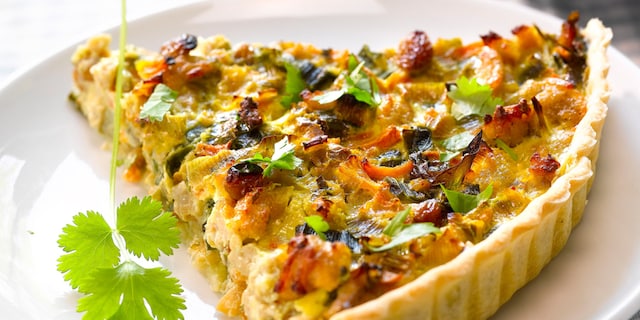 Indische quiche met kip en juliennegroenten