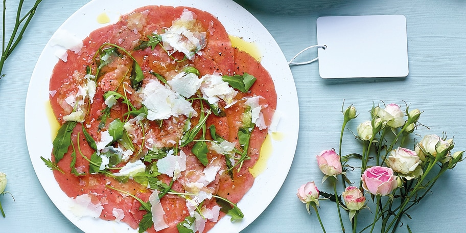 Klassieke rundercarpaccio met parmezaan en rucola