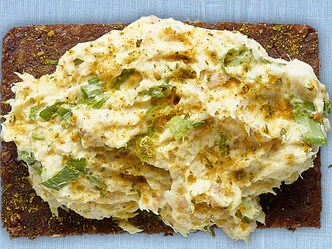 Rillettes van gerookte forel met room, curry en dragon
