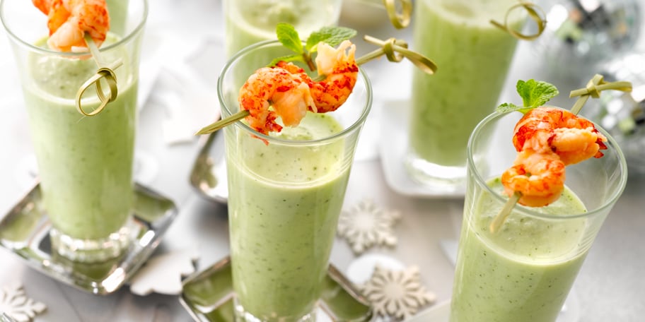 Petites smoothies de concombre et pinchos d’écrevisses marinées