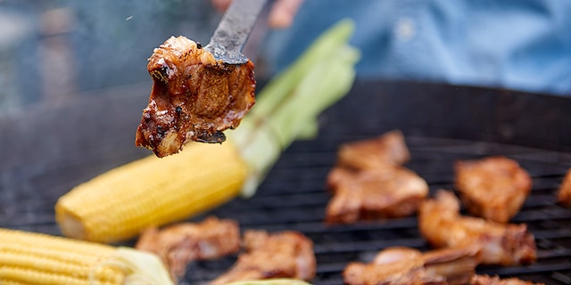Gekaramelliseerde lamskoteletten bereid zoals chicken wings