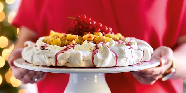 Pavlova met mini-ananas en granaatappelsiroop