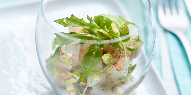 Tartaar van zeebaars met hazelnoten en rucola