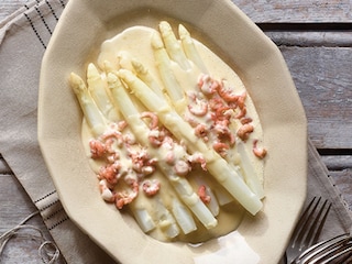 Witte asperges met mousselinesaus en grijze garnalen