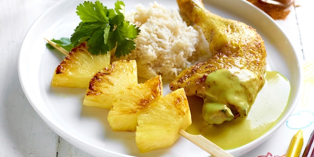 Kip in kokoscurrysaus met verse ananas en basmatirijst