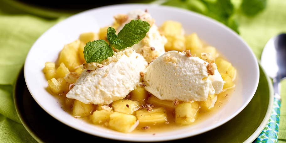 Ananas met siroop op Antilliaanse wijze en witte chocolademousse