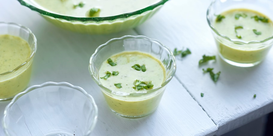 Gazpacho van courgettes met basilicum