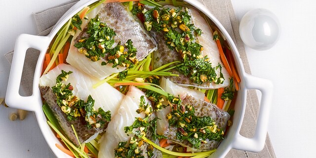 Kabeljauwhaasje met peterseliepesto en gedroogde vruchten