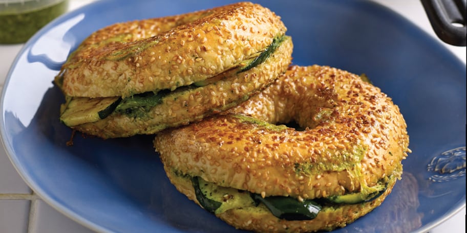Bagels met courgette en pesto