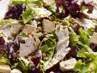Salade met stukjes gebraden kip en eendenlever