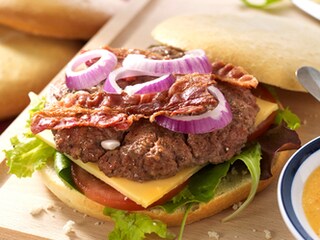 Grand burger à la sauce épicée