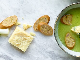 Soupe de poireaux aux quenelles de fromage