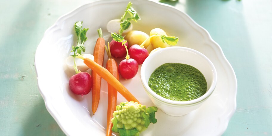 Gestoomde jonge groenten en kruidensaus