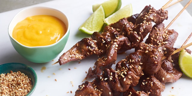 Brochettes van eend met sesamzaad en coulis van mango