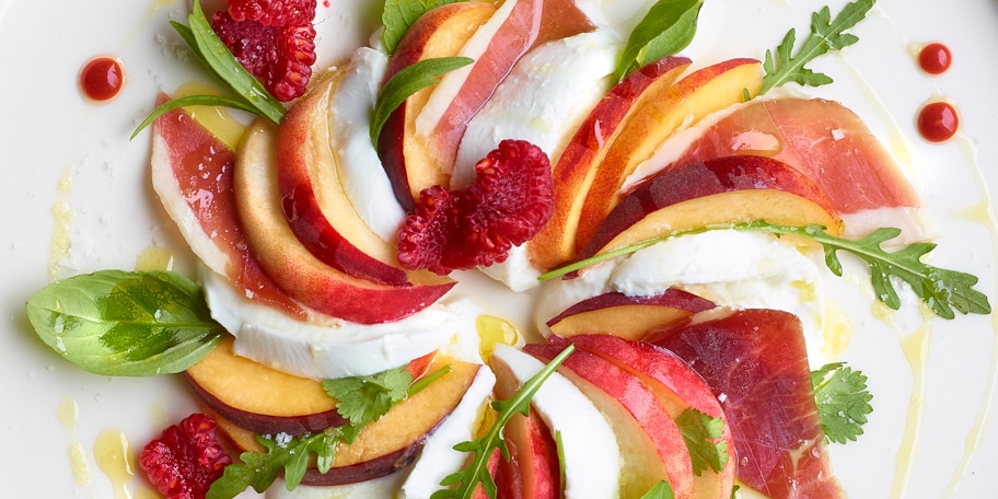 Mozzarellasalade met perziken en ham
