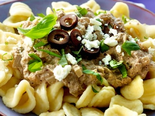 Orecchiette, sauce aux olives noires et au fromage de chèvre