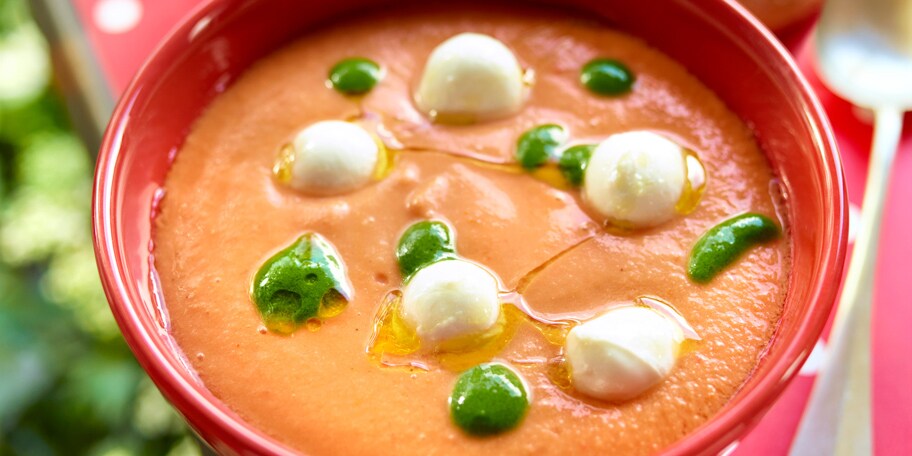 Gaspacho de tomates, mini boules de mozzarella et huile au basilic