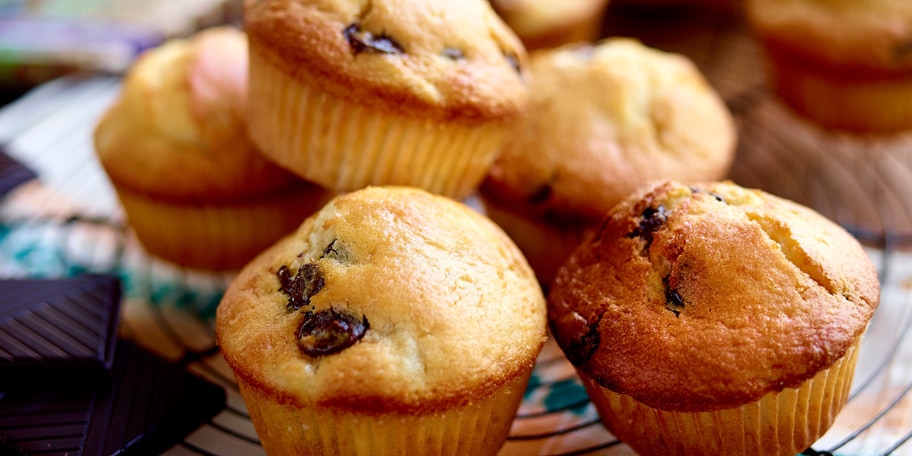 Muffins met chocolade en bananen