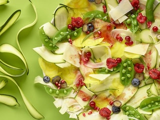 Salade van dungesneden groenten en fruit