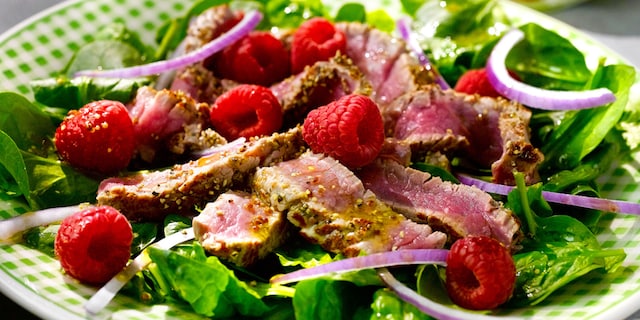 Salade van rundvlees met frambozen