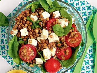 Linzensalade met feta, kerstomaten en jonge spinazie