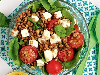 Salade de lentilles à la feta, tomates-cerise et pousses d’épinards