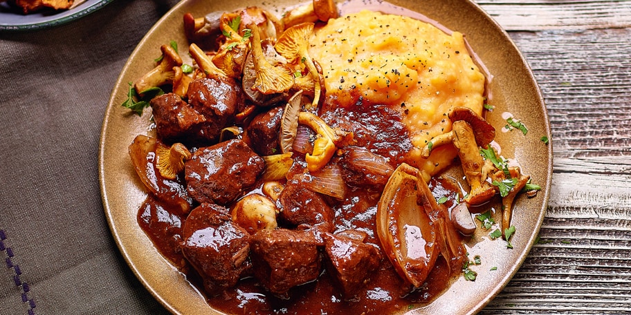 Civet de biche, purée de potimarron au poivre et poêlée de champignons des bois