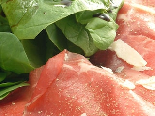 Rundercarpaccio met spinazie