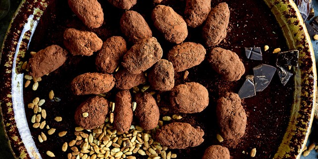 Bonbons van gedroogde vijgen, dadels, noten en chocolade